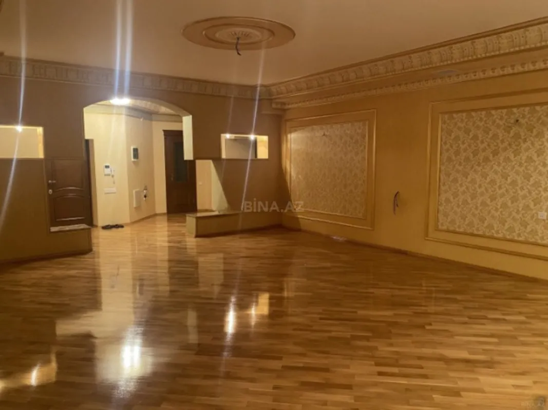Satılır 4 otaqlı mənzil 250 m²