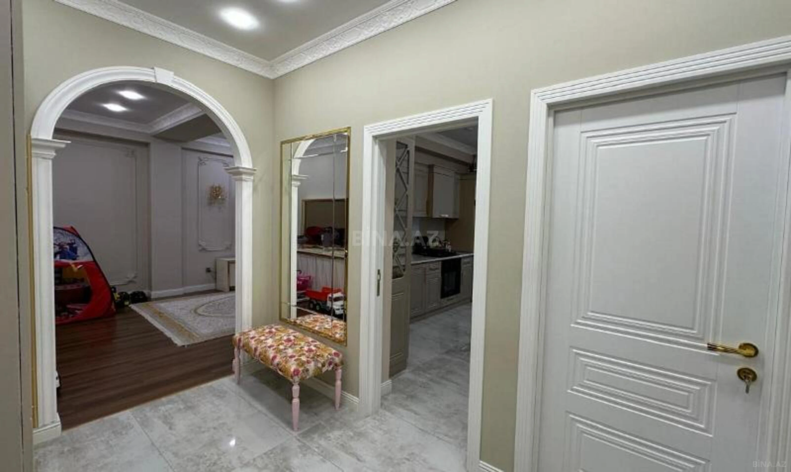 Satılır 2 otaqlı mənzil 82 m²