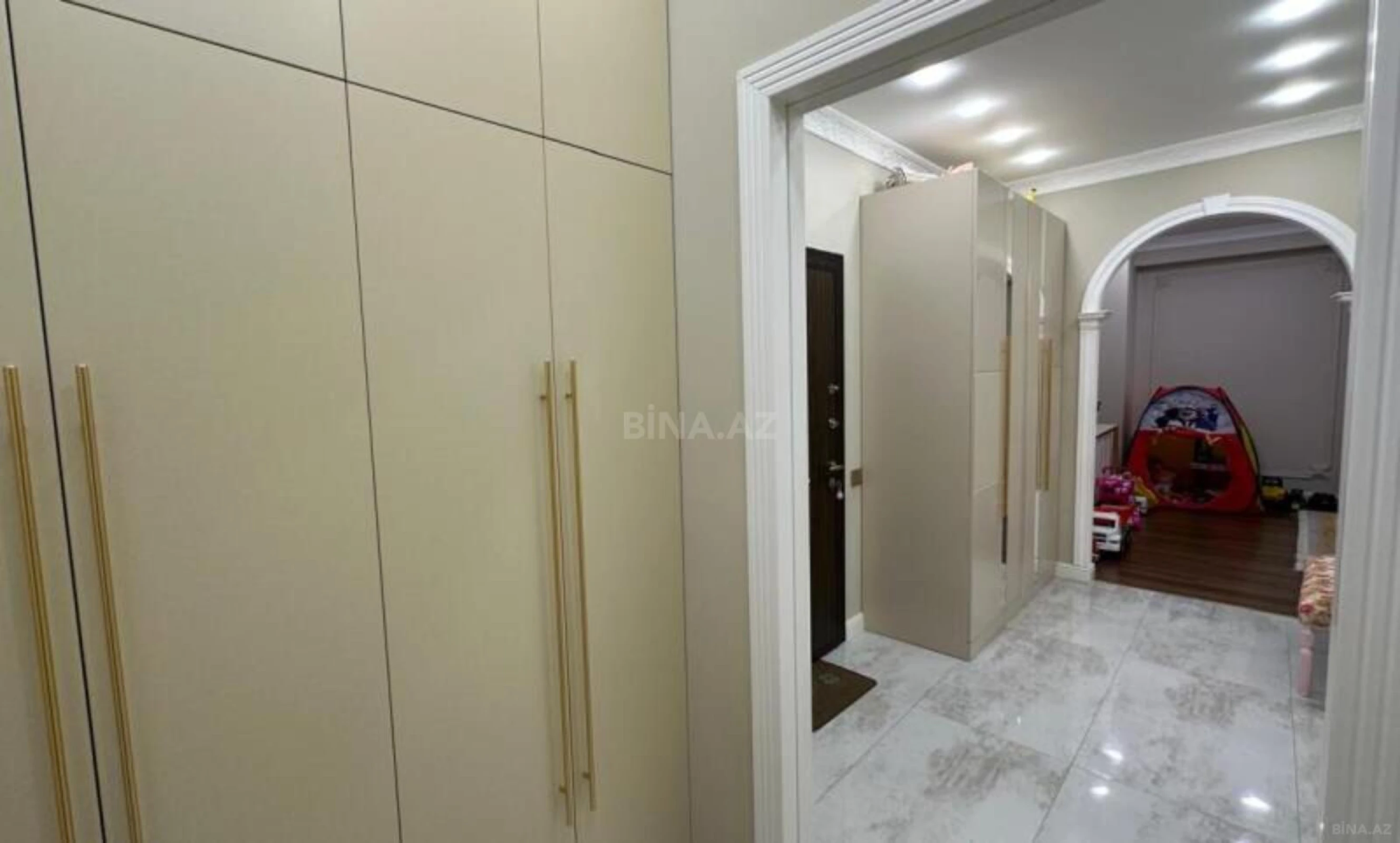 Satılır 2 otaqlı mənzil 82 m²