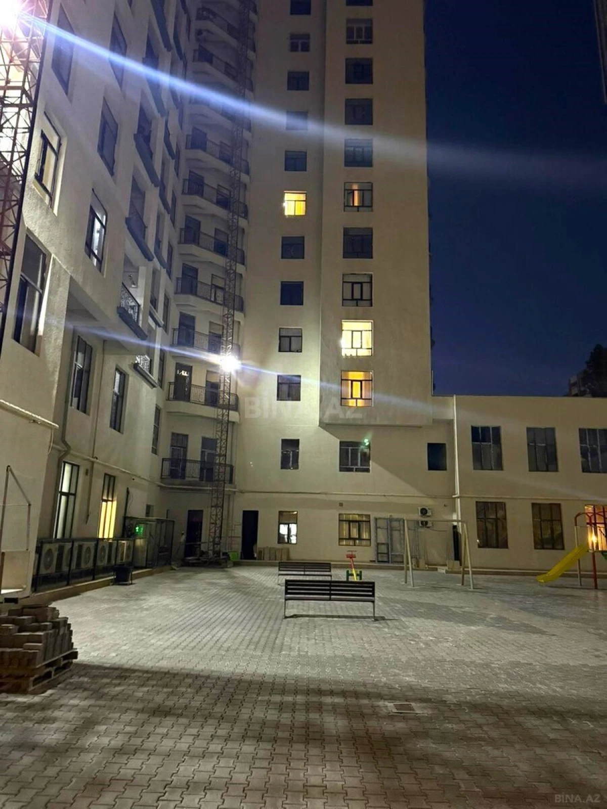 Satılır 3 otaqlı mənzil 118 m²