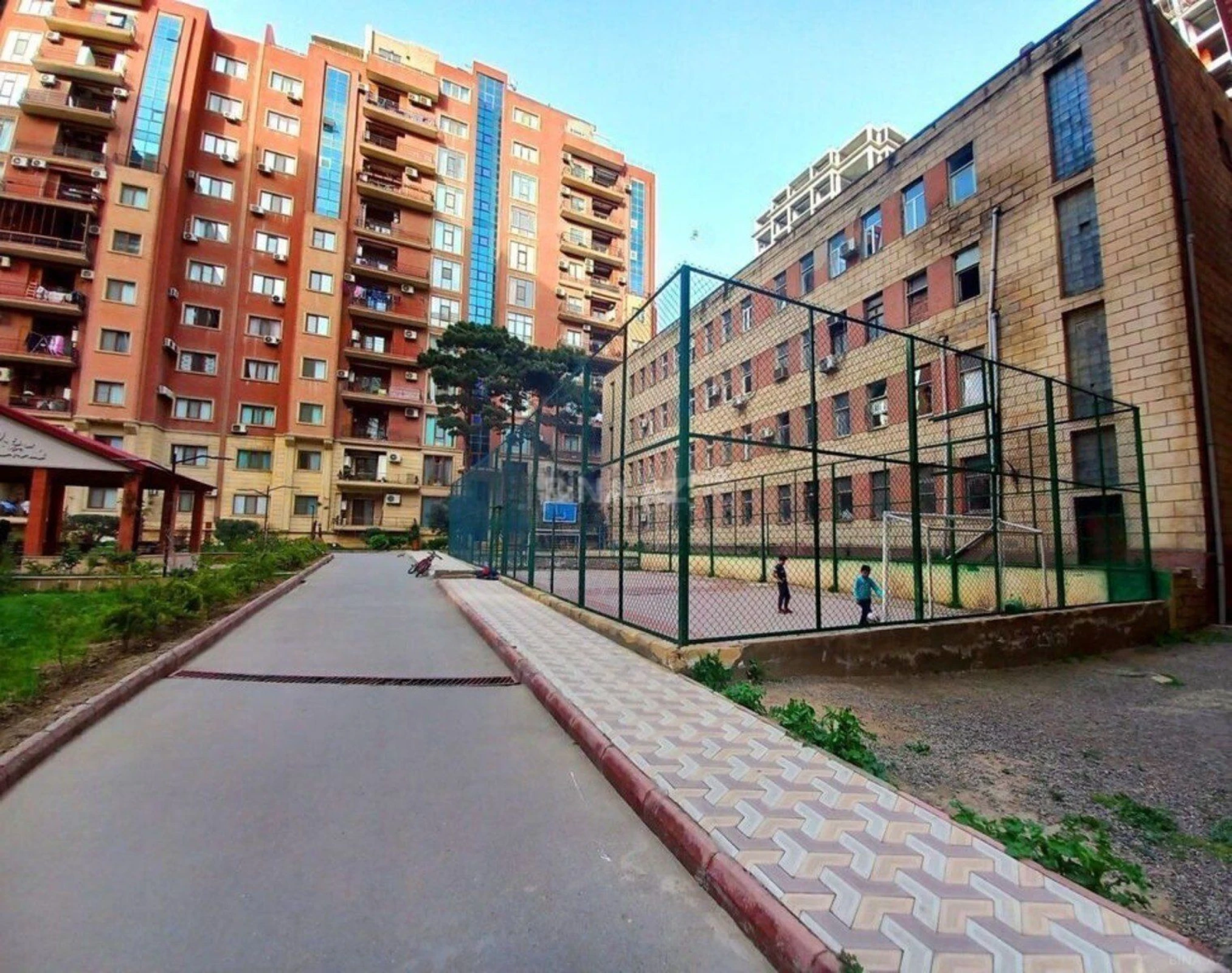 Satılır 4 otaqlı mənzil 180 m²