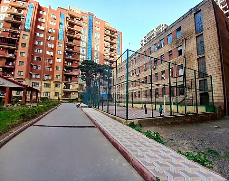 Satılır 4 otaqlı mənzil 180 m²