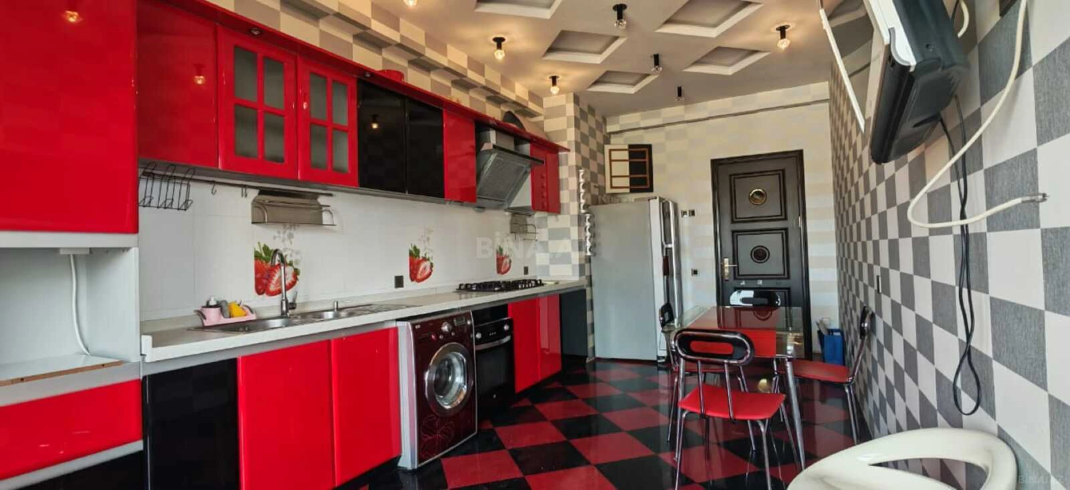 Satılır 4 otaqlı mənzil 180 m²