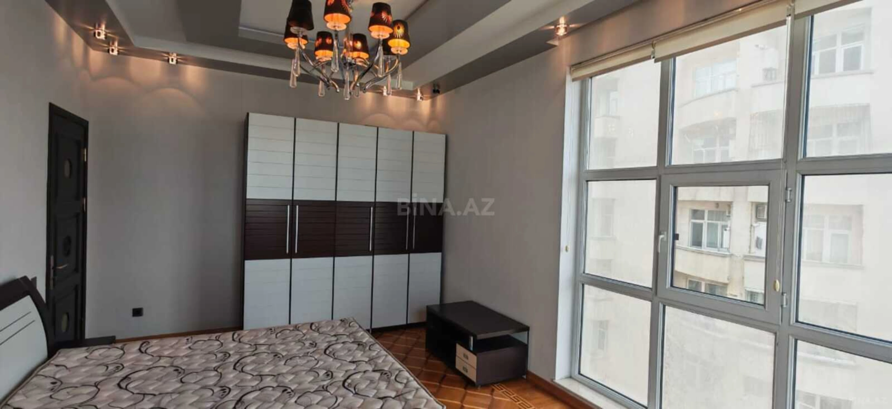 Satılır 4 otaqlı mənzil 180 m²