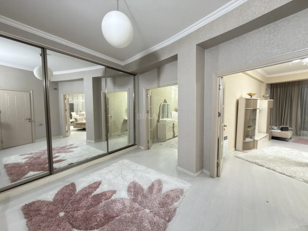 Kirayə verilir 2 otaqlı mənzil 95 m²
