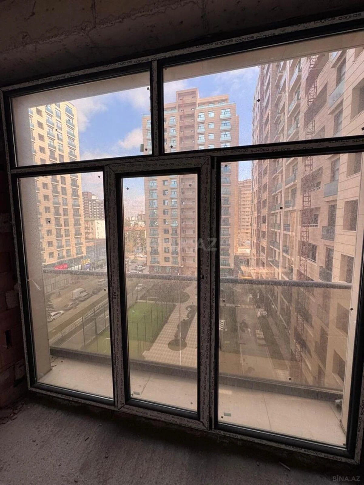 Satılır 4 otaqlı mənzil 143.6 m²