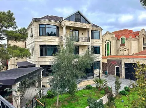 Satılır 8 otaqlı həyət evi 800 m²