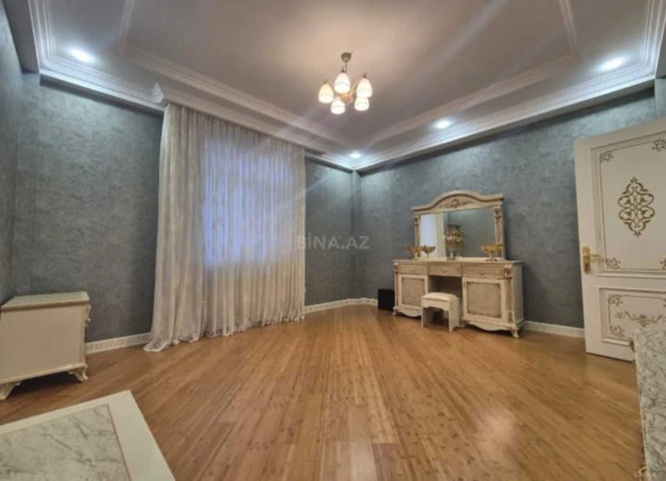 Satılır 8 otaqlı həyət evi 800 m²