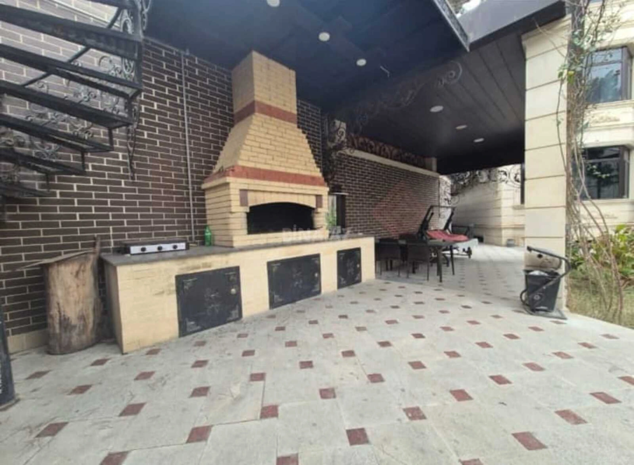 Satılır 8 otaqlı həyət evi 800 m²