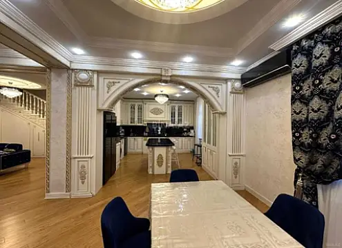 Satılır 8 otaqlı həyət evi 800 m²