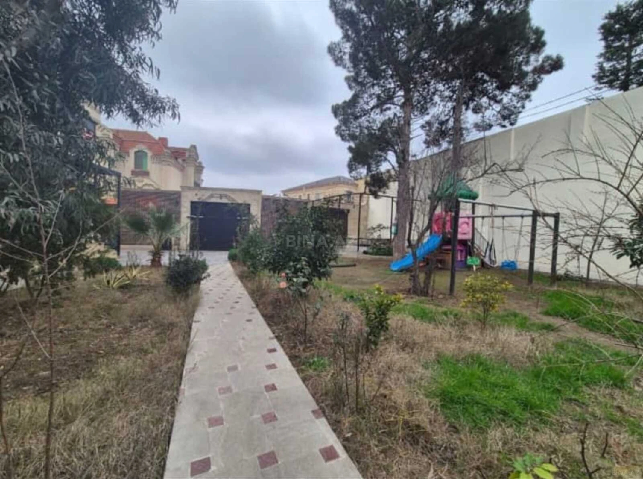 Satılır 8 otaqlı həyət evi 800 m²