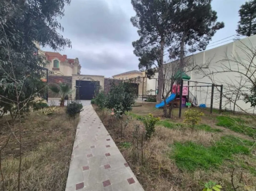Satılır 8 otaqlı həyət evi 800 m²
