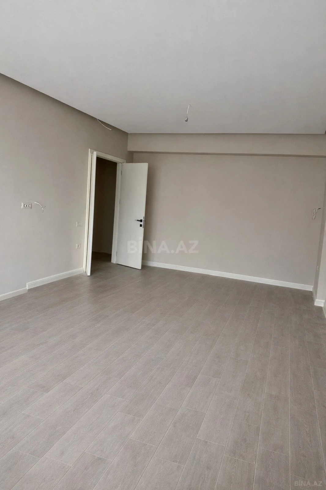 Satılır 4 otaqlı mənzil 130 m²