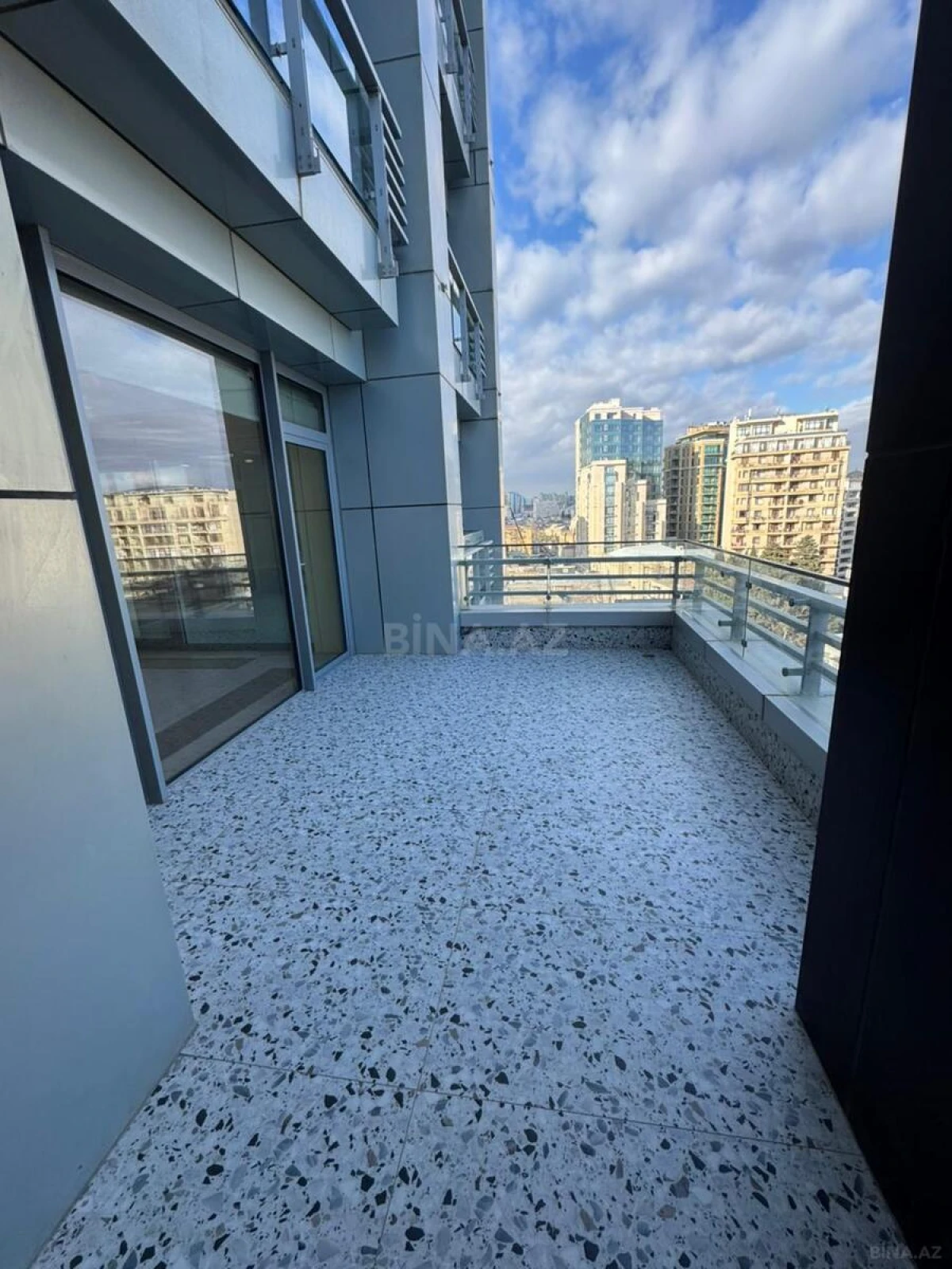 Kirayə verilir 4 otaqlı mənzil 325 m²