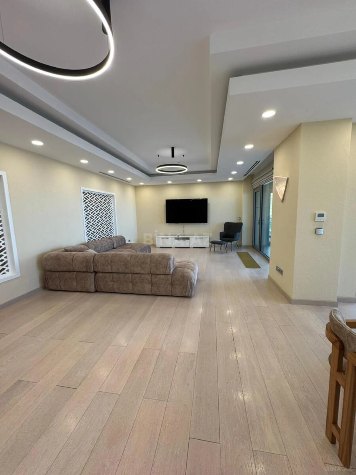 Kirayə verilir 4 otaqlı mənzil 325 m²