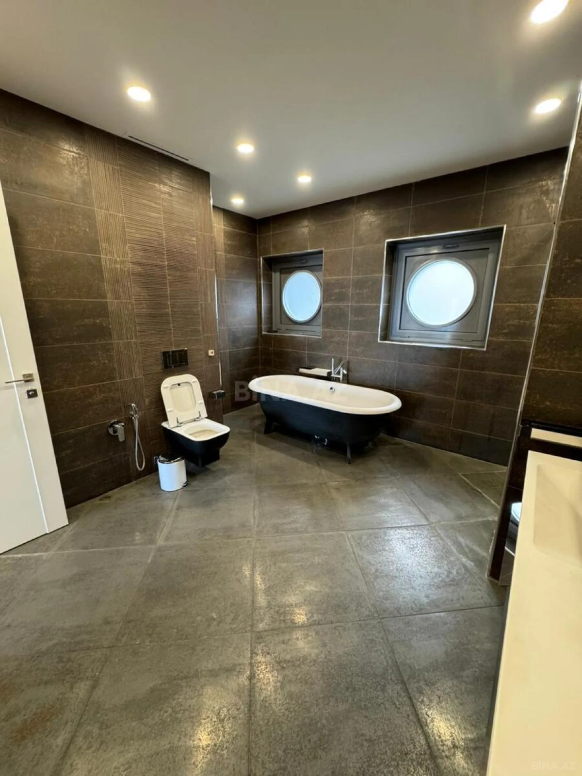 Kirayə verilir 4 otaqlı mənzil 325 m²