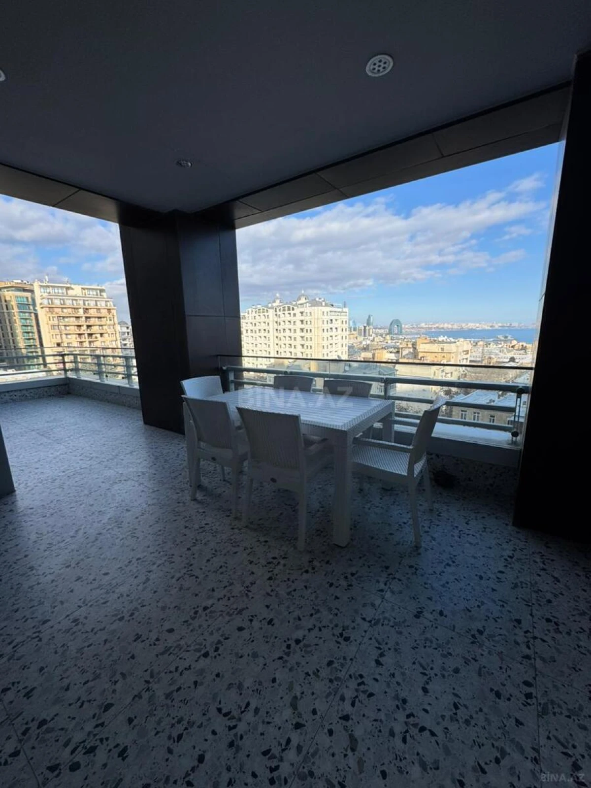 Kirayə verilir 4 otaqlı mənzil 325 m²