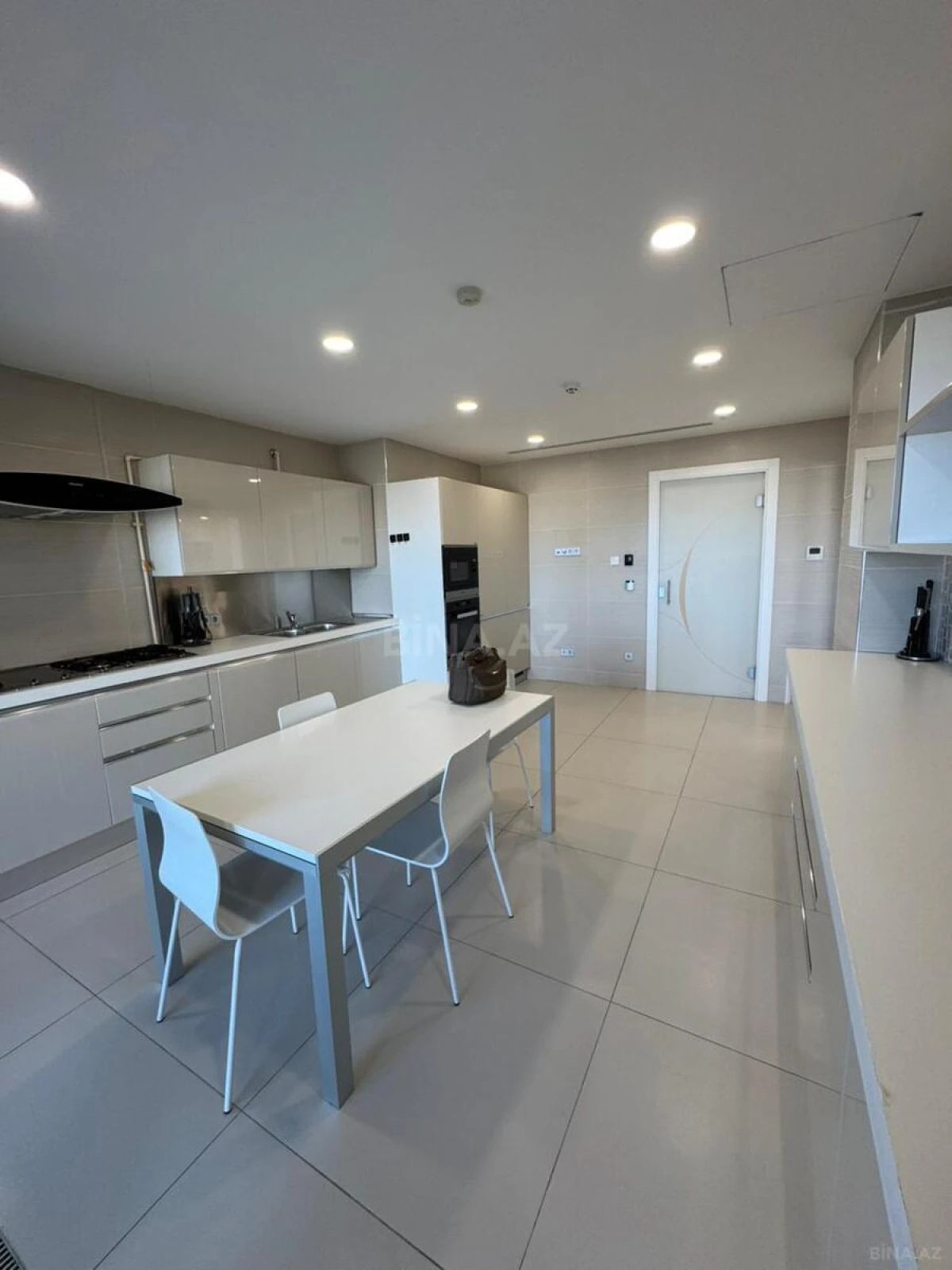 Kirayə verilir 4 otaqlı mənzil 325 m²