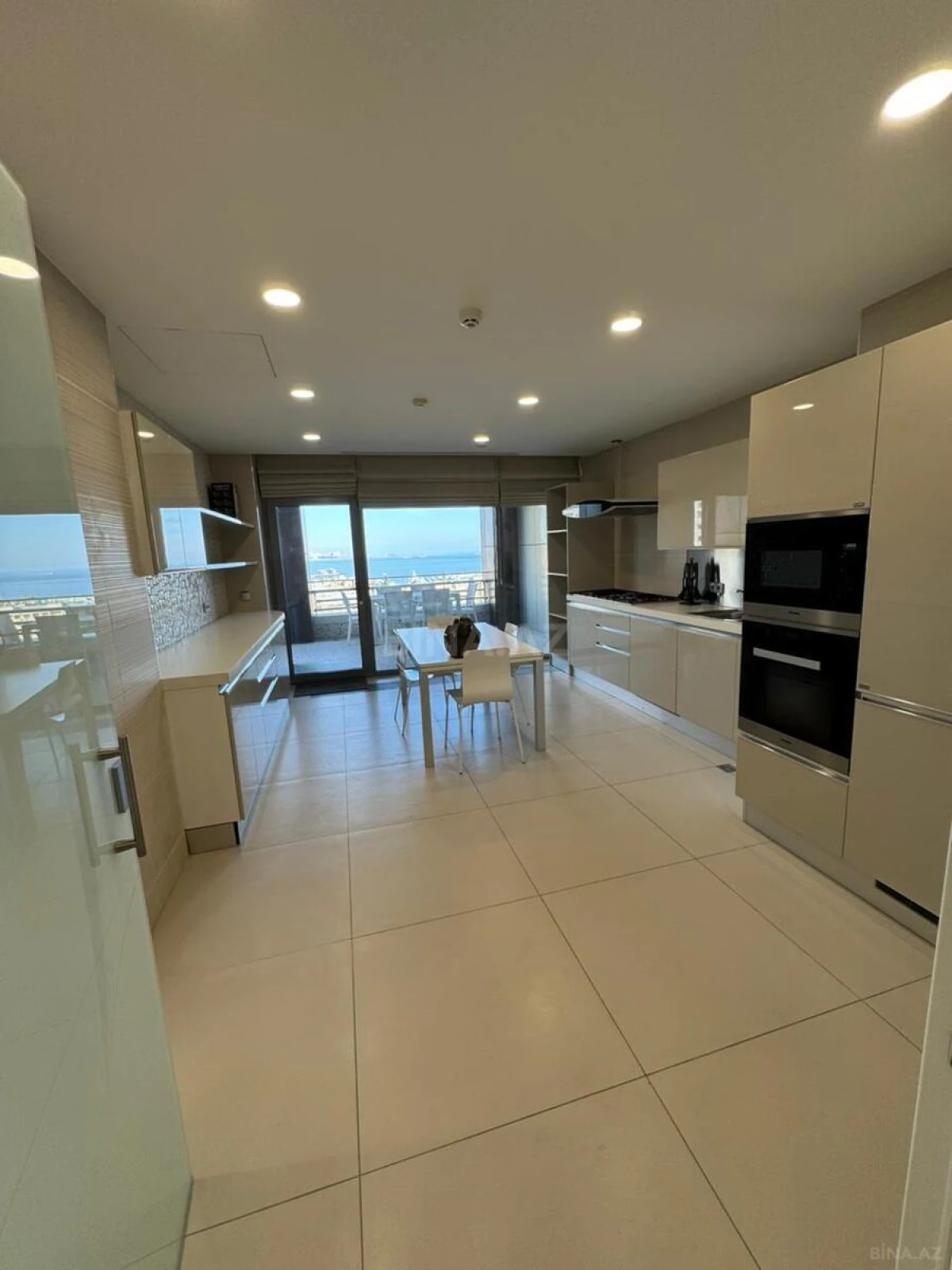 Kirayə verilir 4 otaqlı mənzil 325 m²