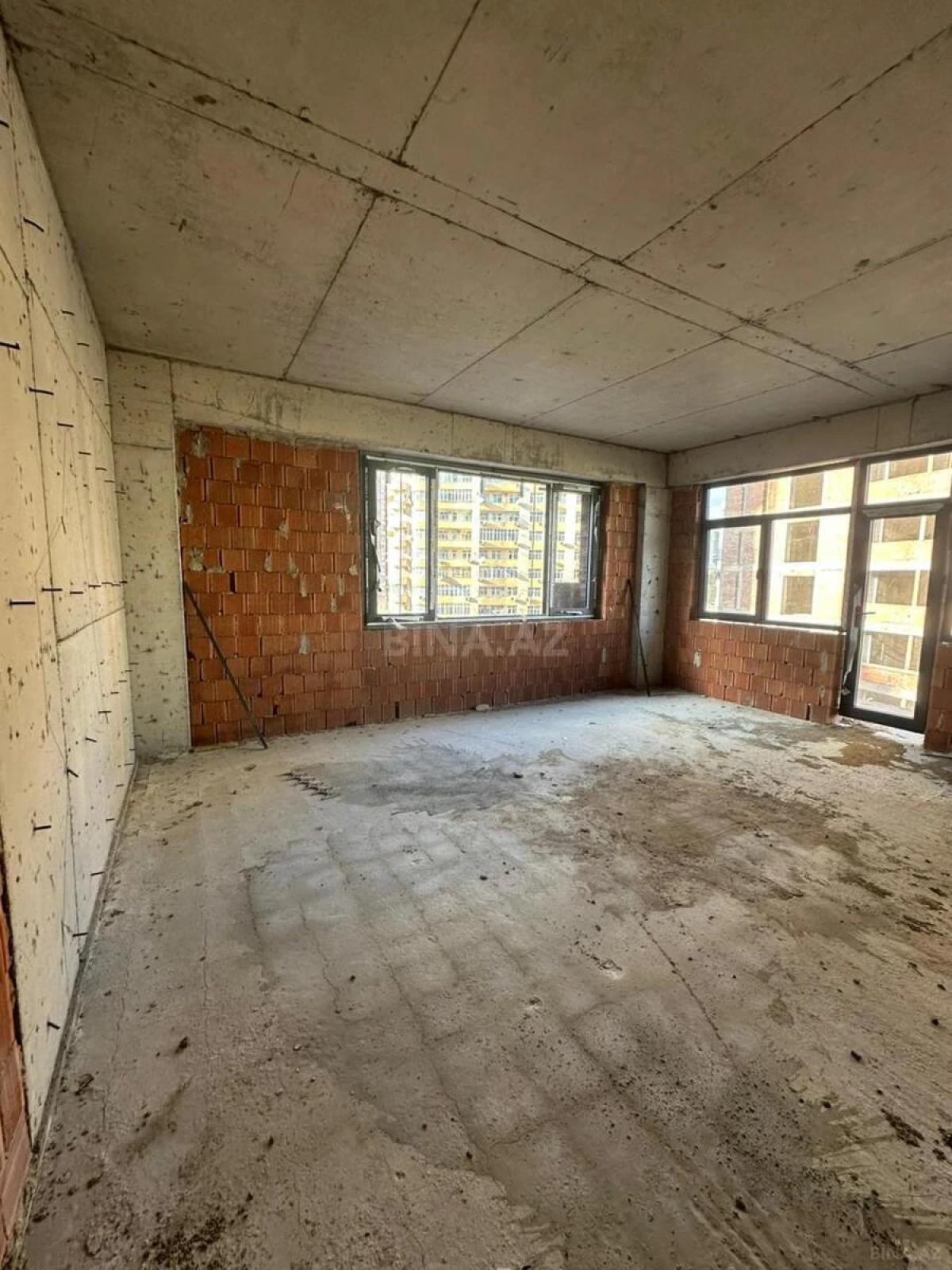 Satılır 3 otaqlı mənzil 130.5 m²