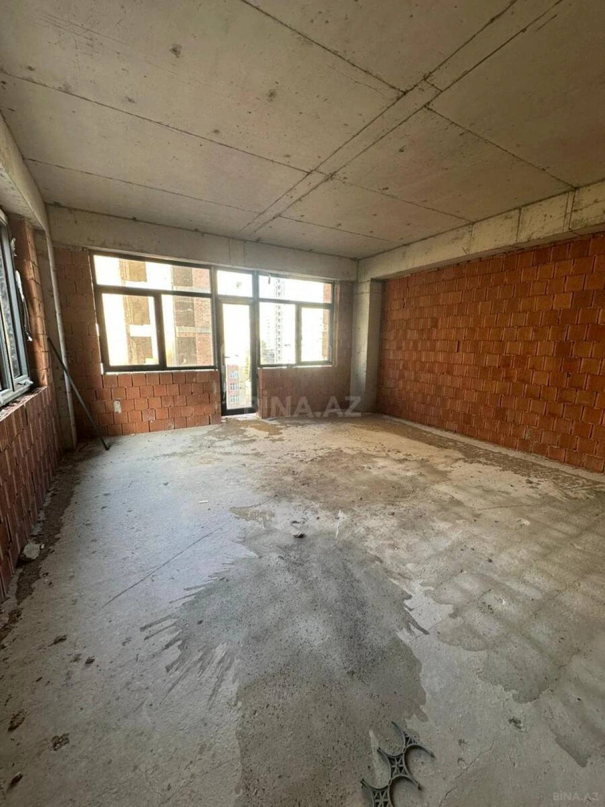 Satılır 3 otaqlı mənzil 130.5 m²