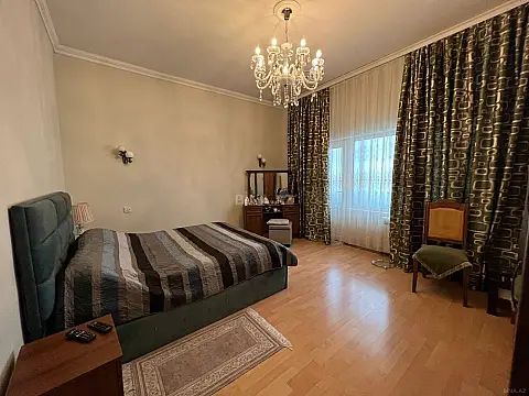 Satılır 6 otaqlı həyət evi 300 m²