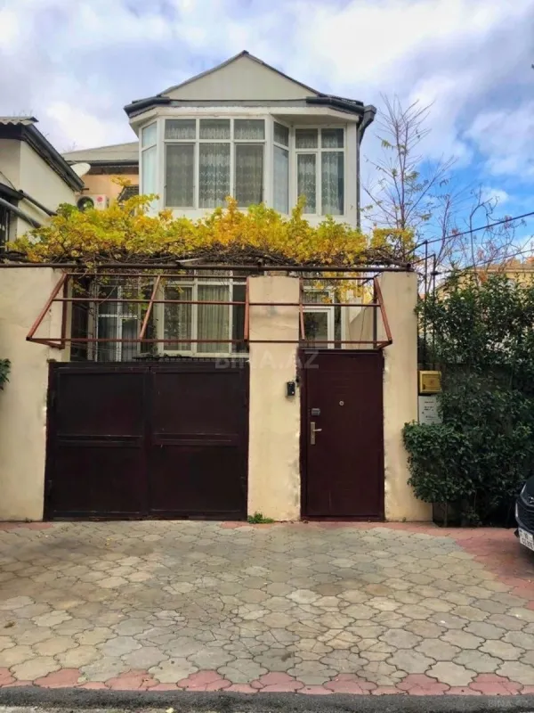 Satılır 6 otaqlı həyət evi 300 m²