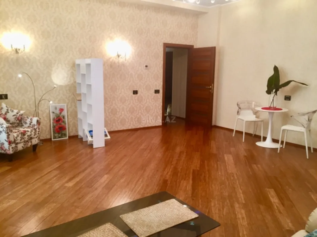 Kirayə verilir 4 otaqlı mənzil 230 m²