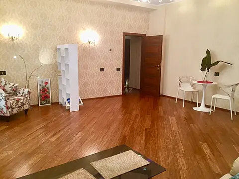 Kirayə verilir 4 otaqlı mənzil 230 m²