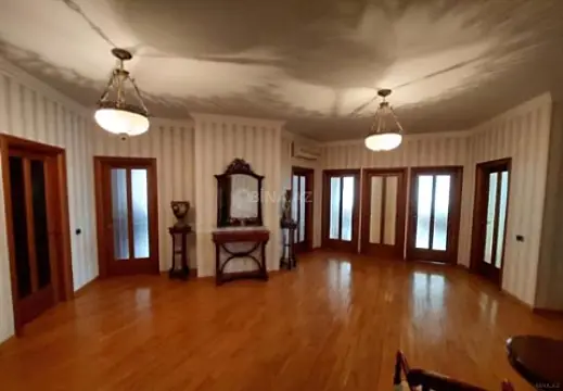 Satılır 4 otaqlı mənzil 230 m²