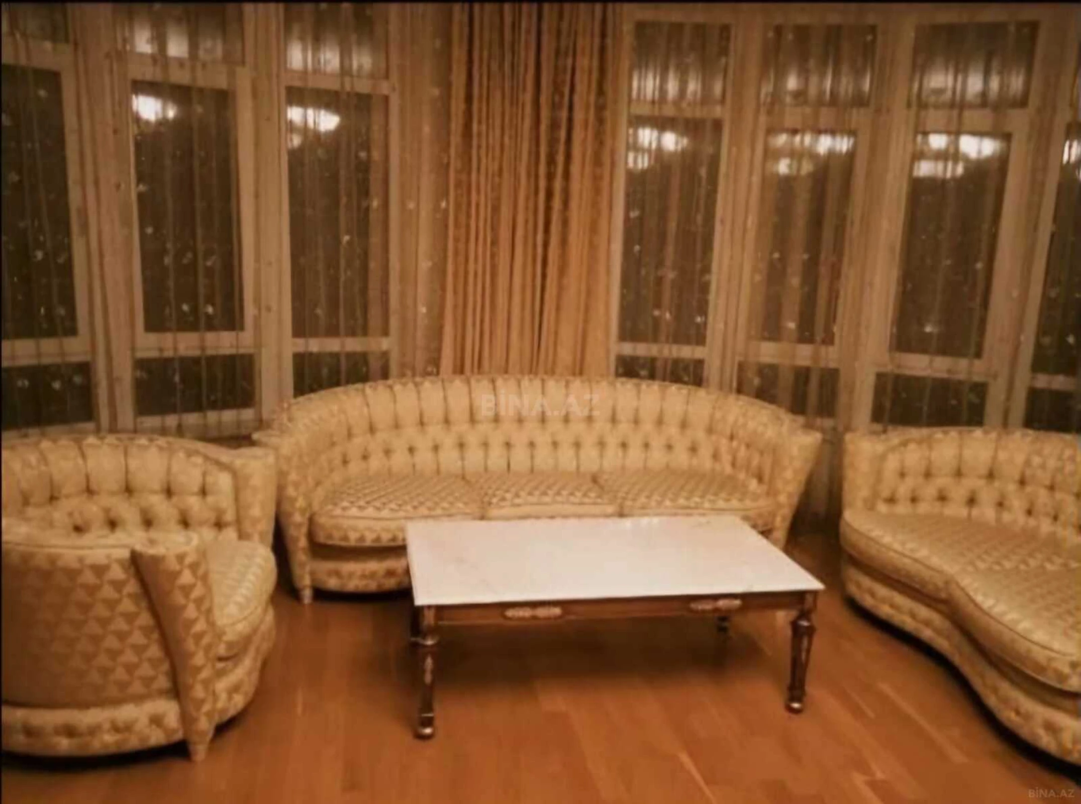 Satılır 4 otaqlı mənzil 230 m²
