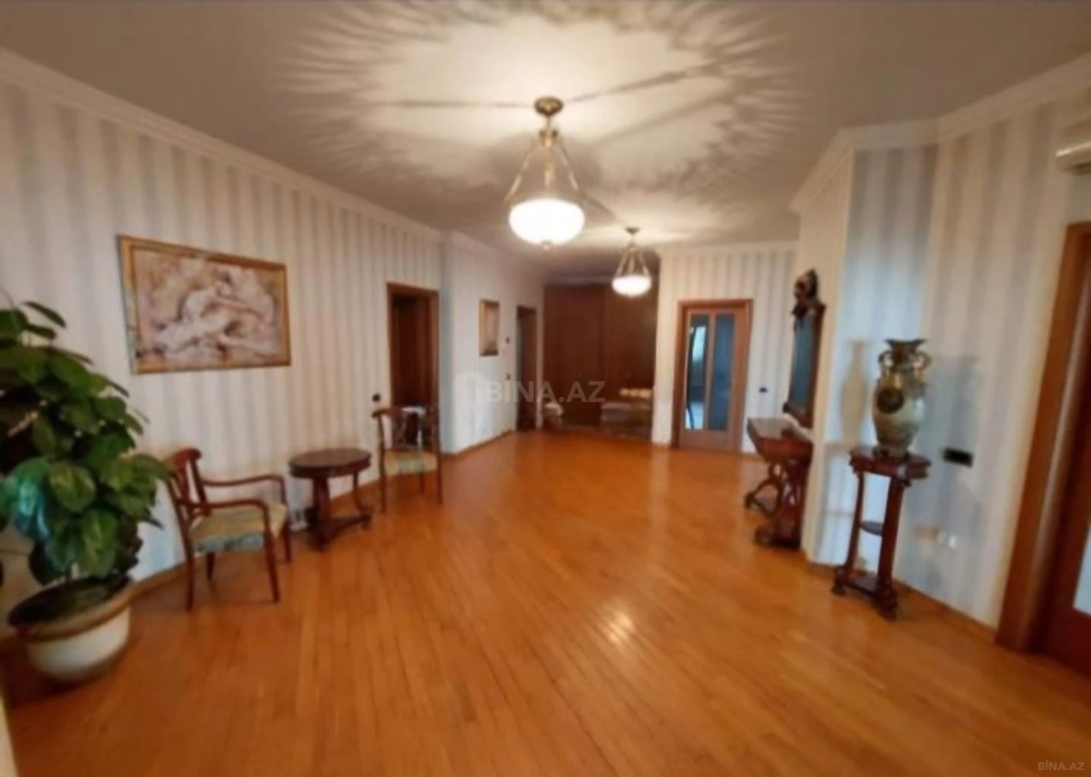 Satılır 4 otaqlı mənzil 230 m²