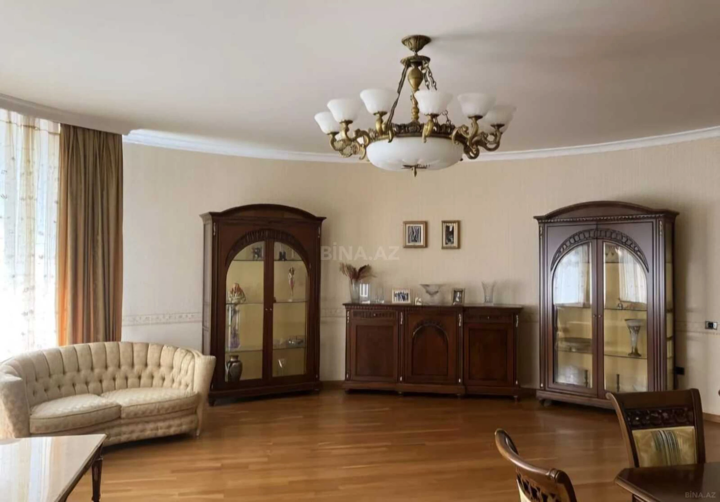 Satılır 4 otaqlı mənzil 230 m²