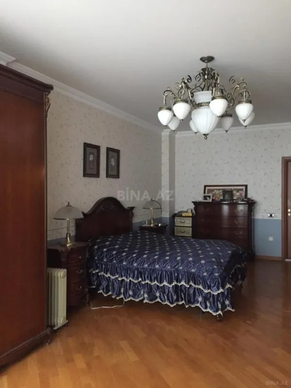 Satılır 4 otaqlı mənzil 230 m²