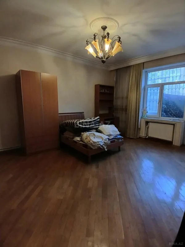 Satılır 4 otaqlı mənzil 175 m²