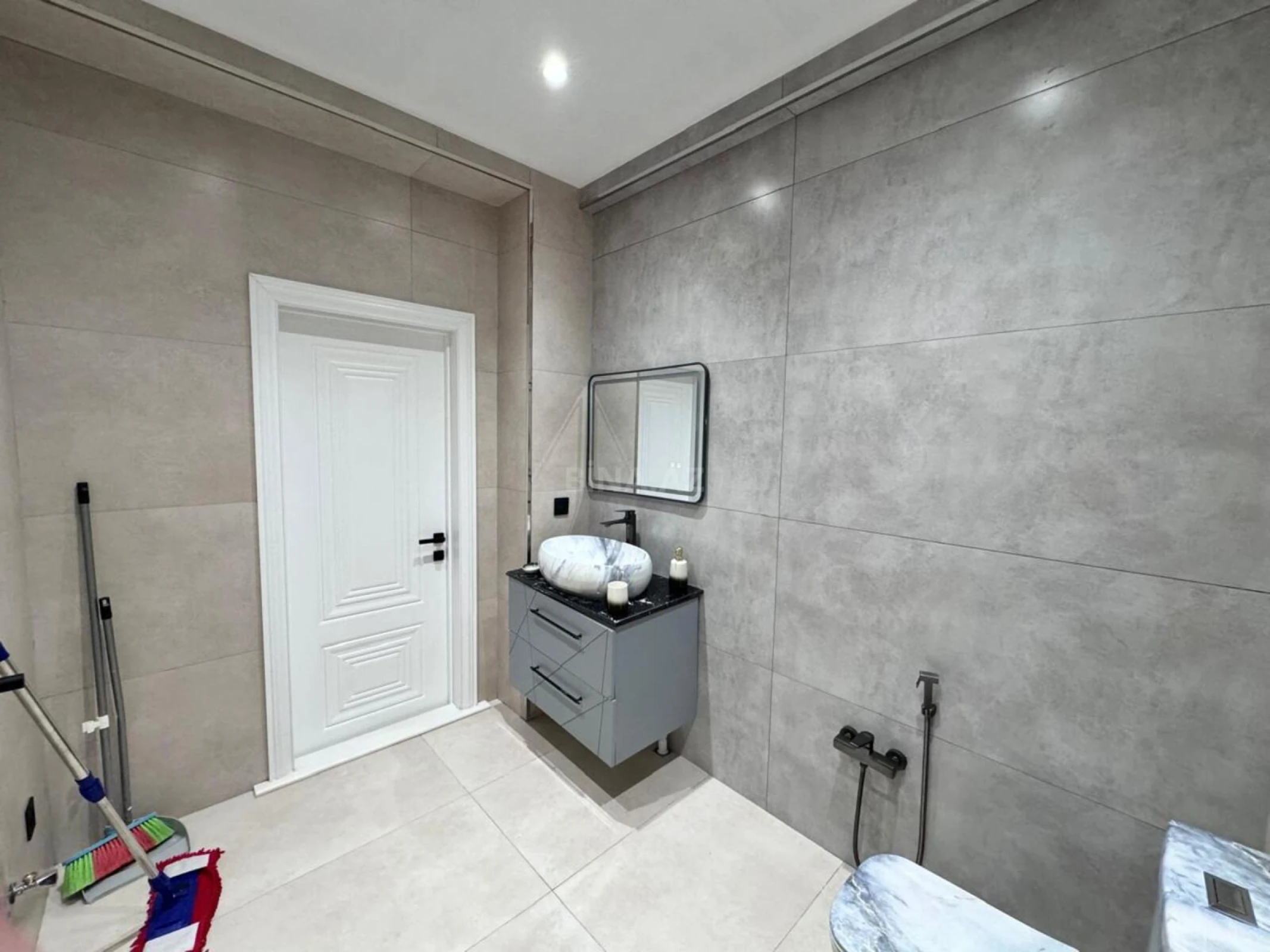 Satılır 2 otaqlı mənzil 65 m²