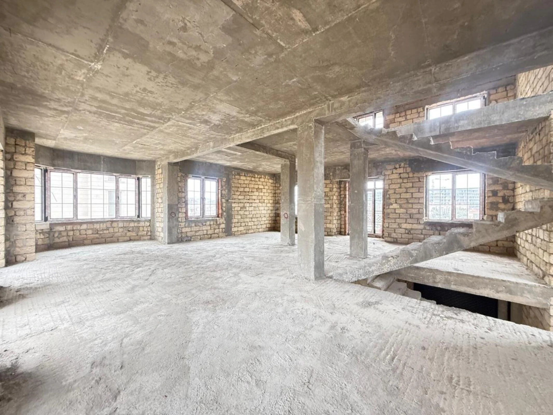 Satılır 9 otaqlı həyət evi 460 m²