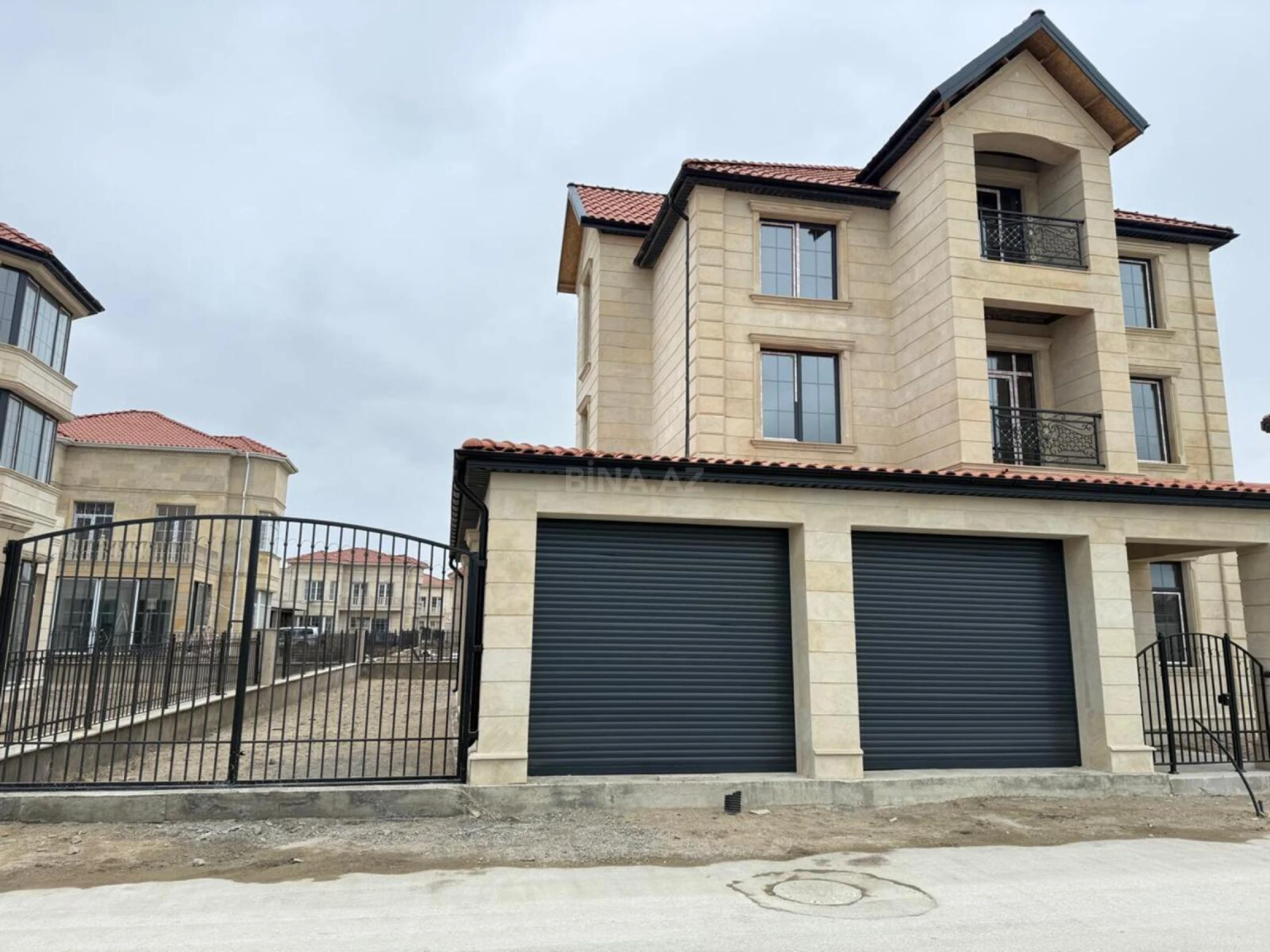 Satılır 9 otaqlı həyət evi 460 m²