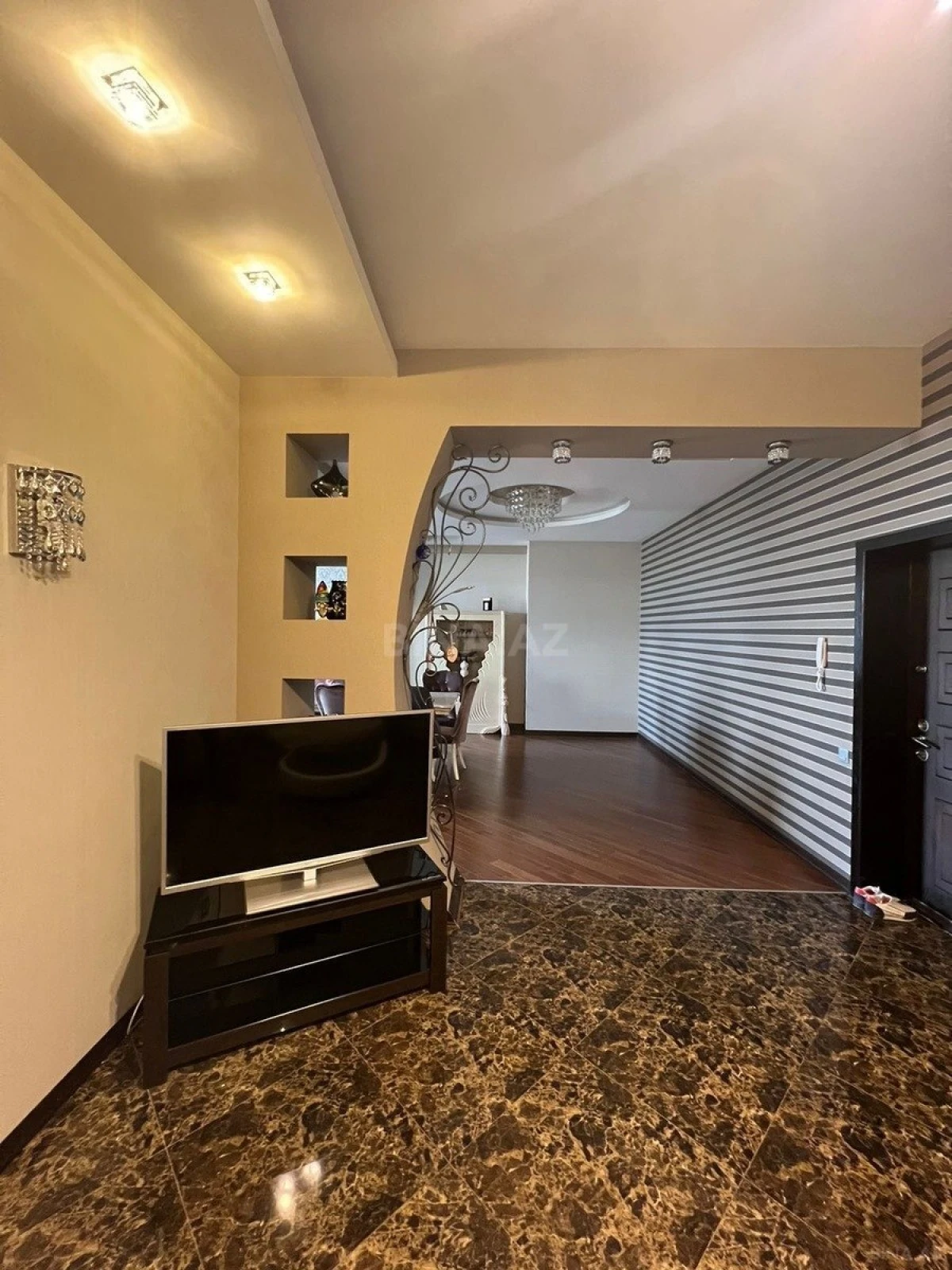 Satılır 4 otaqlı mənzil 165 m²