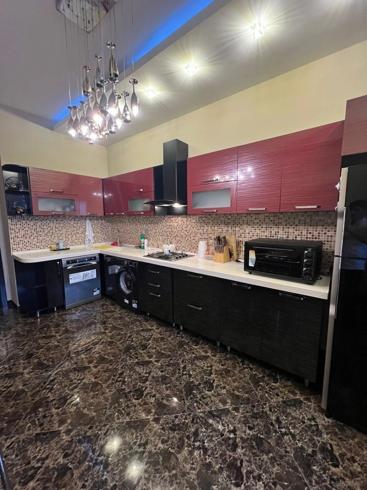 Satılır 4 otaqlı mənzil 165 m²