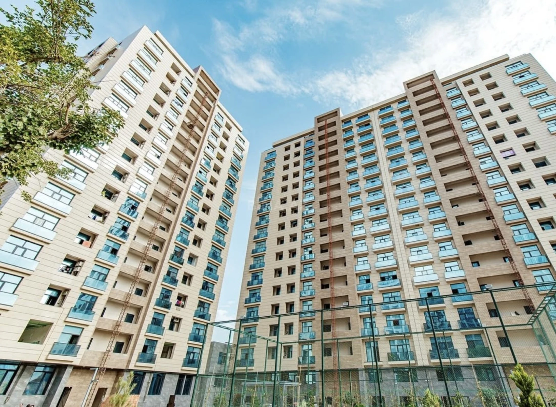 Satılır 4 otaqlı mənzil 143 m²