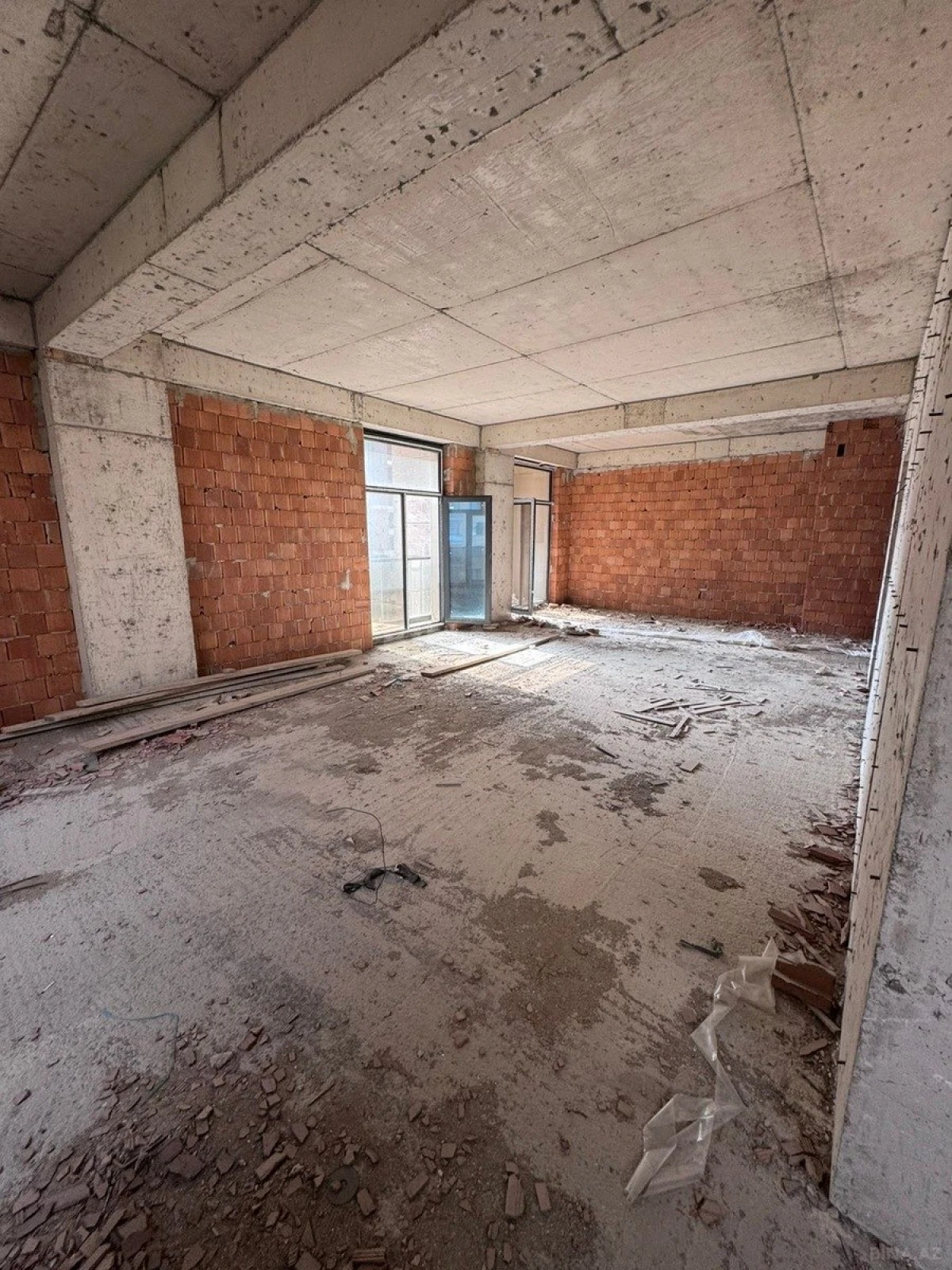 Satılır 4 otaqlı mənzil 143 m²