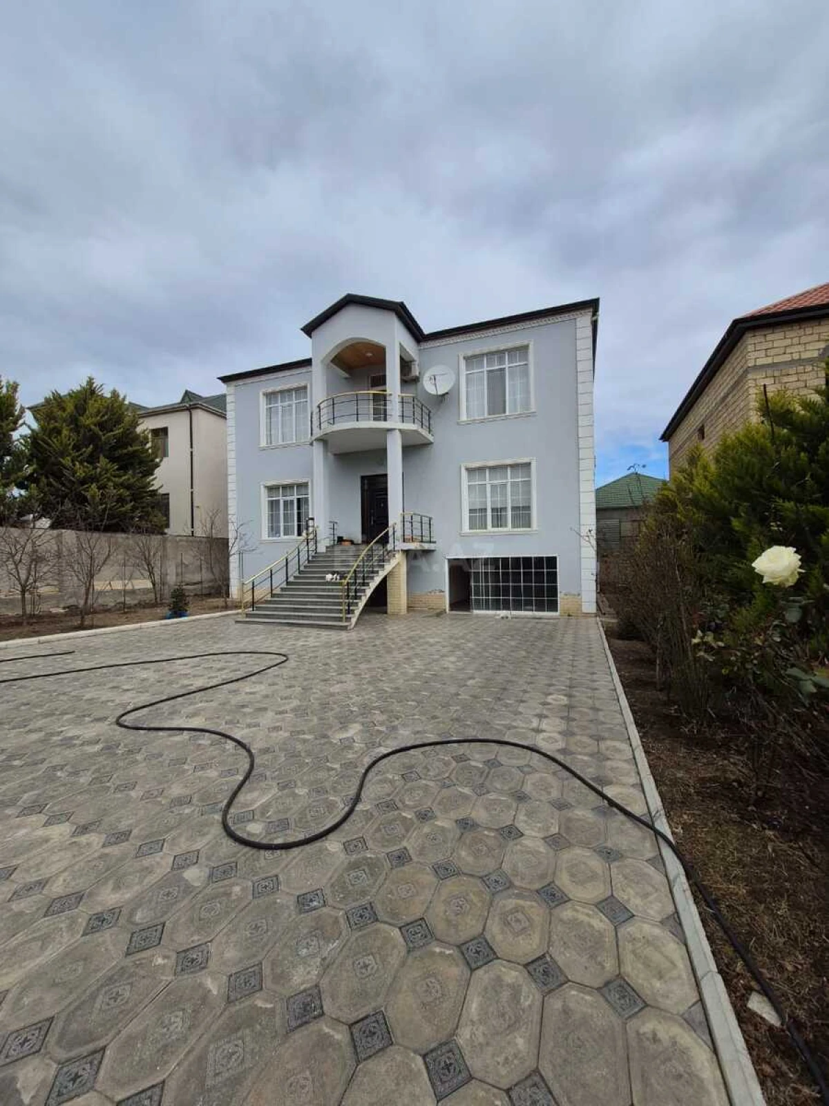 Satılır 7 otaqlı həyət evi 300 m²