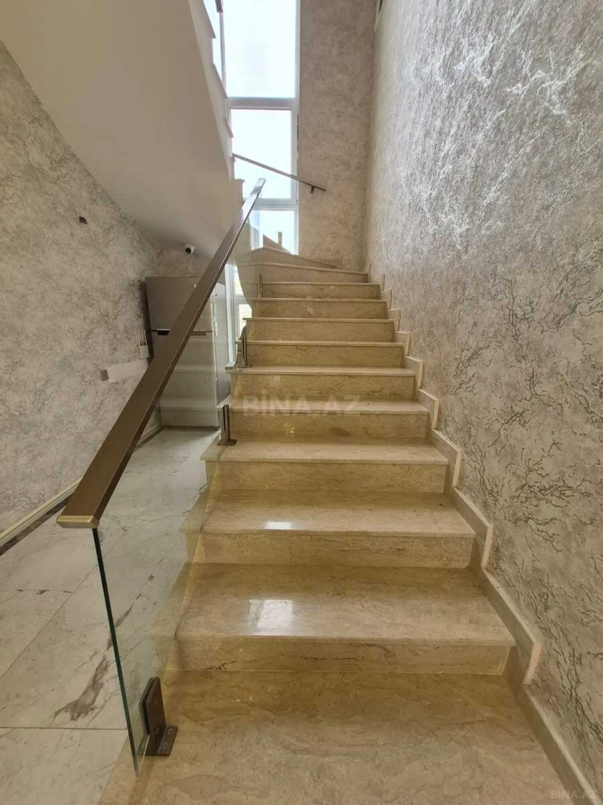 Satılır 7 otaqlı həyət evi 300 m²