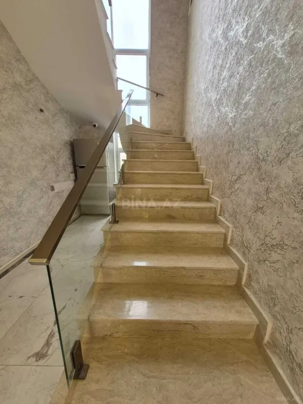 Satılır 7 otaqlı həyət evi 300 m²