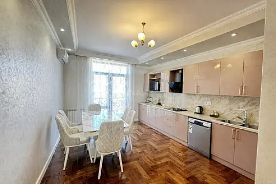 Kirayə verilir 2 otaqlı mənzil 90 m²