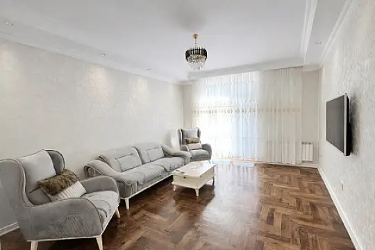 Kirayə verilir 2 otaqlı mənzil 90 m²