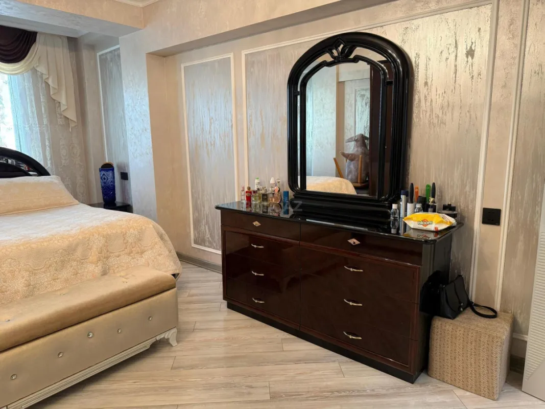 Satılır 4 otaqlı mənzil 120 m²