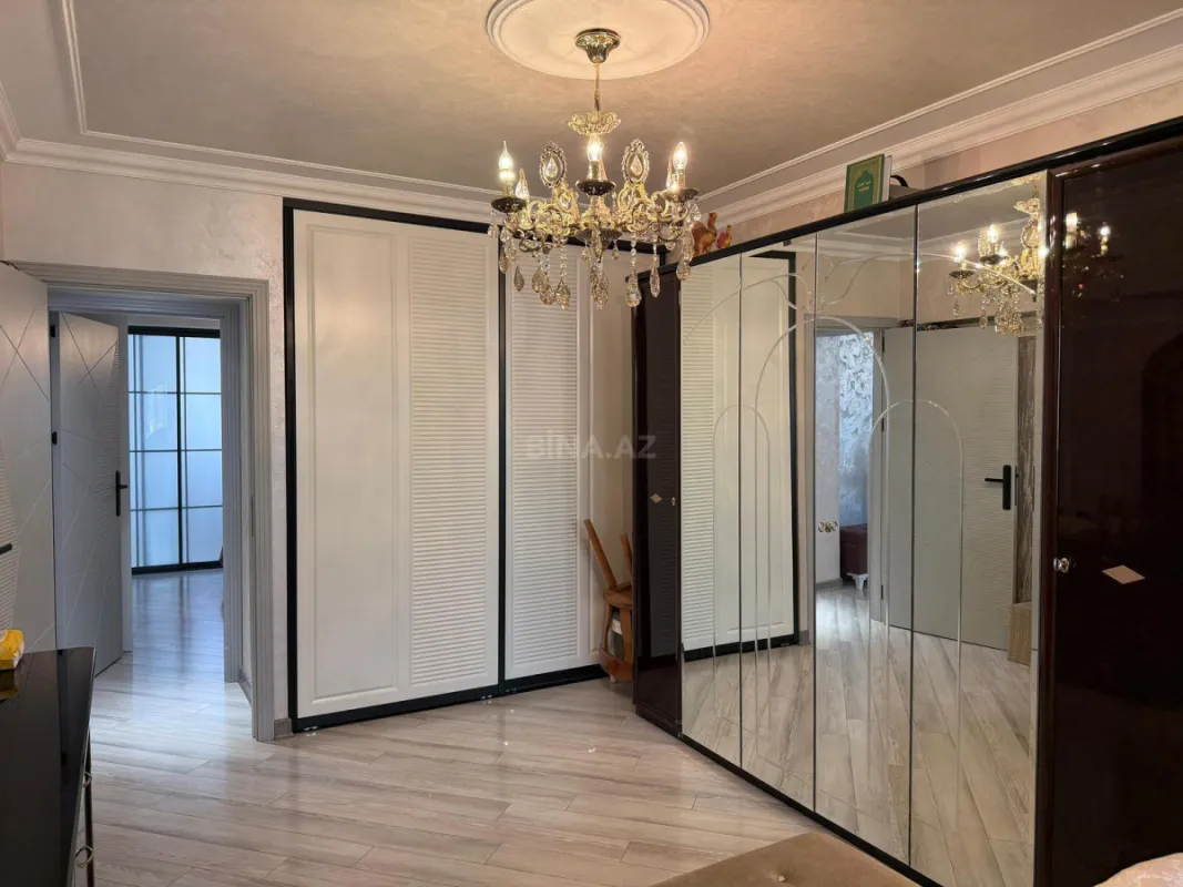 Satılır 4 otaqlı mənzil 120 m²