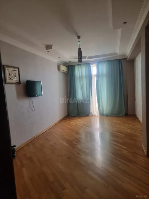 Satılır 4 otaqlı mənzil 179 m²